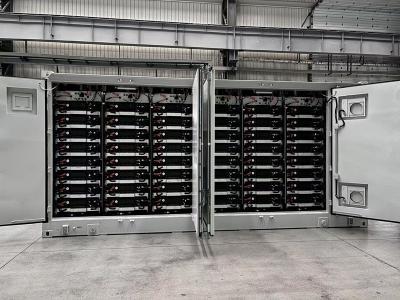 Sistema de almacenamiento de energía en contenedores